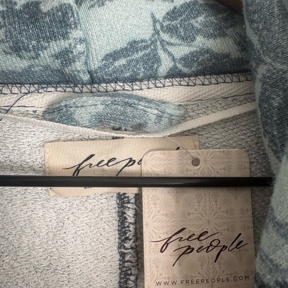 Free People Magpie Sweatshirt Hood Faded Floral Print Oversize Ice Medium NEW - Picture 4 of 8